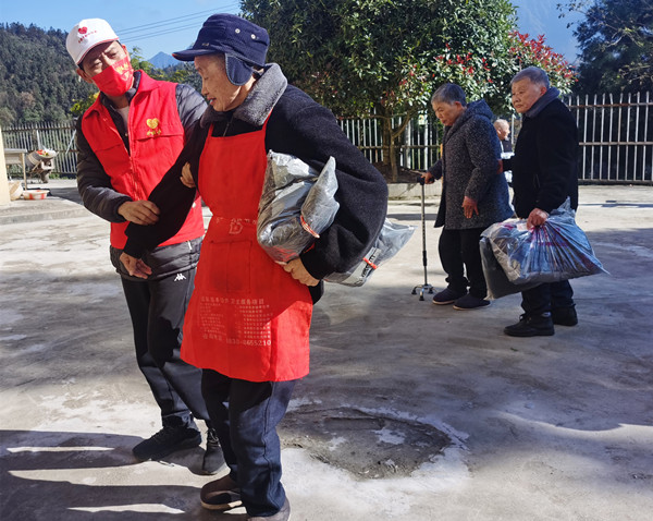  爱 老 敬 老—古蔺县手拉手爱心协会暖冬行动侧记(图5)