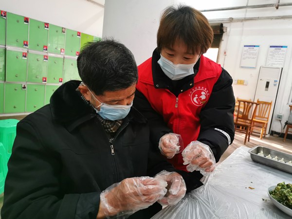 泸州龙马潭：冬至包饺子  情暖敬老院(图2)