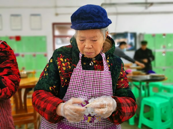 泸州龙马潭：冬至包饺子  情暖敬老院(图3)