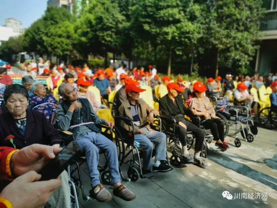 泸州：感恩母亲节 情暖敬老院