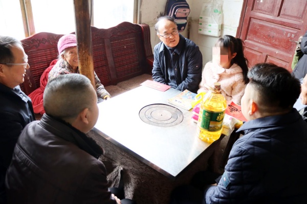 关爱贴童心  暖冬护成长——古蔺县关工委多维举措温暖困境青少