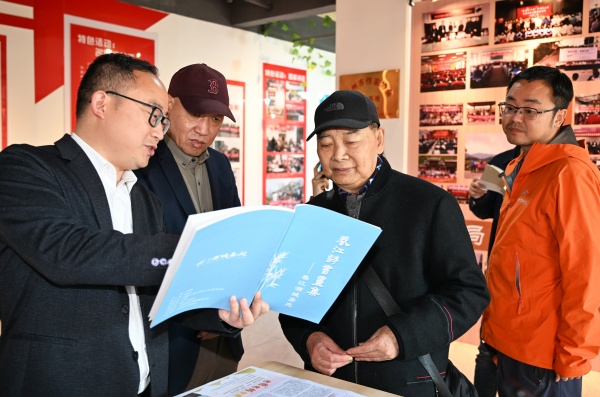 名家引航 赋能康养  省作协杨献平莅临西南医投作协分会指导交