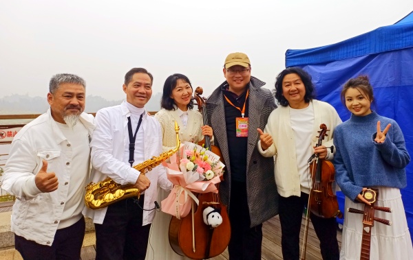 主持人耿飞与话筒背后的泸州故事(图2) 微信图片_20260330115111_16_6833.jpg