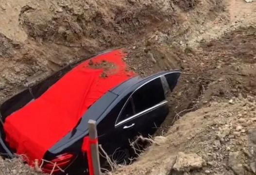 “辽宁一车牌号带8888的奔驰S级轿车作为陪葬品下葬(图1) 微信图片_20260410185423_3399_12.png