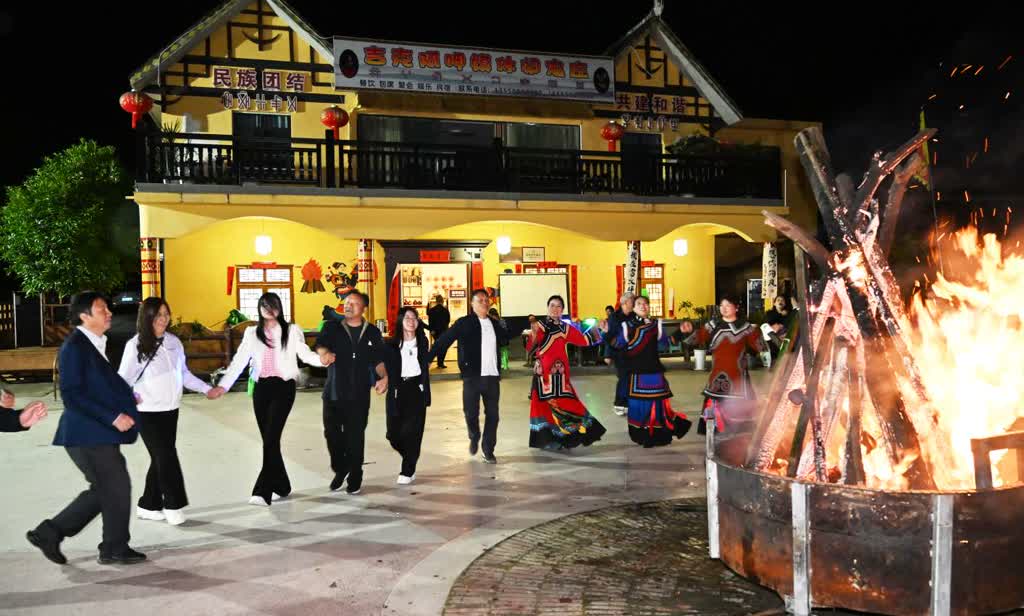 扎根酒城沃土 创作多元向好——泸州市作协小说创作暨邵忠奇《满叔和他的矿山》作品研讨会侧记(图16)