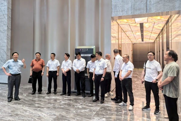 笔墨抒写乡土新篇 泸州作家走进大桥镇开展主题采风活动(图2) 微信图片_20260523182410_141_517.jpg