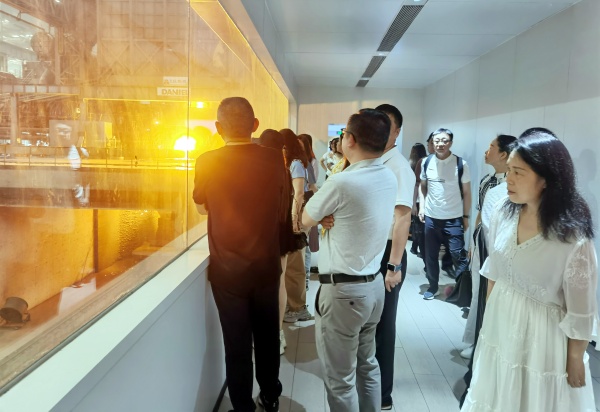 文企携手绘华章 泸州作家走进鑫阳钢铁书写酒城产业故事(图4) 微信图片_20260523181630_60_86.jpg
