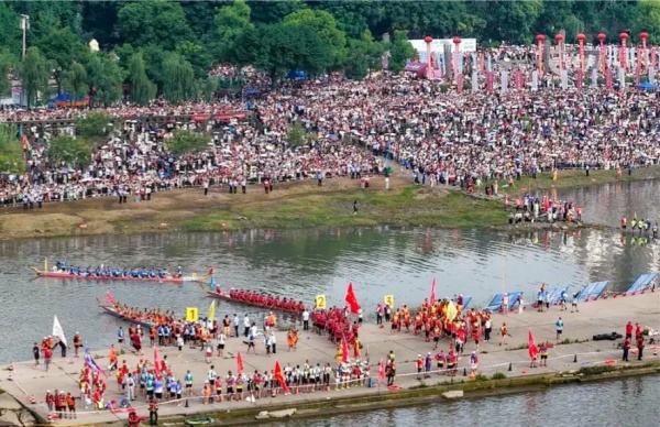 江潮催竞渡 鼓乐续乡愁——评阔别35年泸州长江龙舟赛重启(图4) 微信图片_20260620131754_212_86.jpg