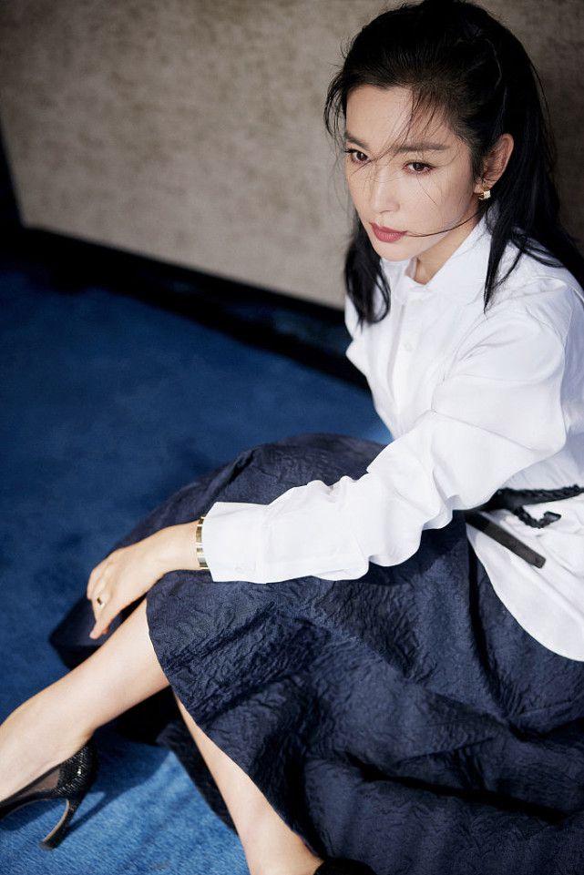 李冰冰白衬衫搭配长裙 气质娴静优雅十足(图4)