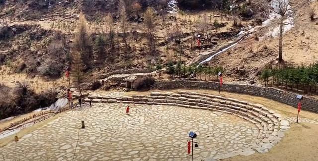 山西大山里藏着一座悬空村,600年矗立在悬崖上(图3)