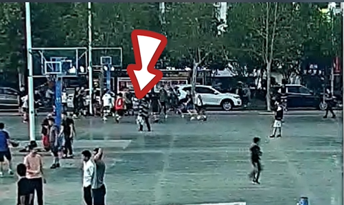 七旬老太横穿篮球场被打球学生撞伤  自行承担50%责任(图3)