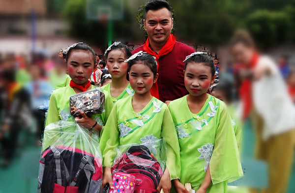 泸州市“小书包•大爱心”公益活动发放仪式在古蔺举行(图5)