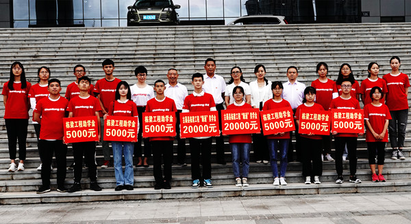 泸州：古蔺县为624位贫困大学生发放329.3万元助学金(图1)