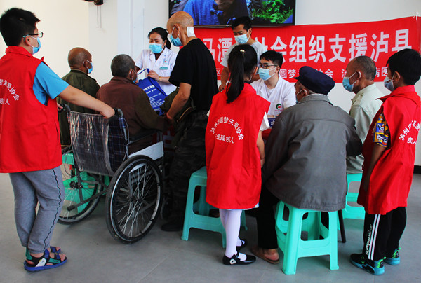 泸县地震赈灾现场 活跃着圆梦关爱志愿者身影(图2)