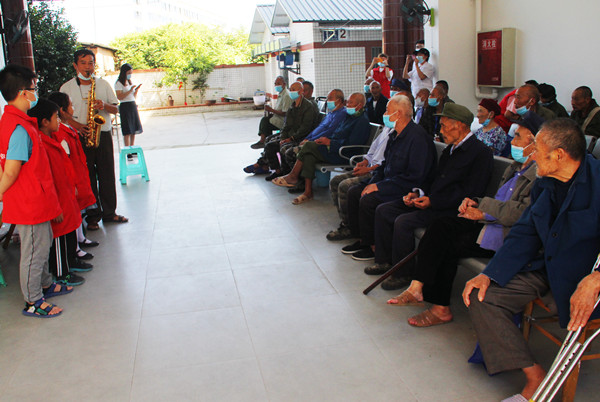 泸县地震赈灾现场 活跃着圆梦关爱志愿者身影(图3)