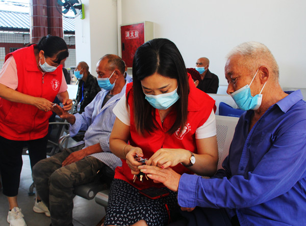 泸县地震赈灾现场 活跃着圆梦关爱志愿者身影(图6)