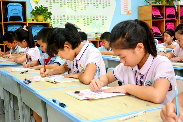 叙永县：迎国庆，千人同书社会主义核心价值观(图1)