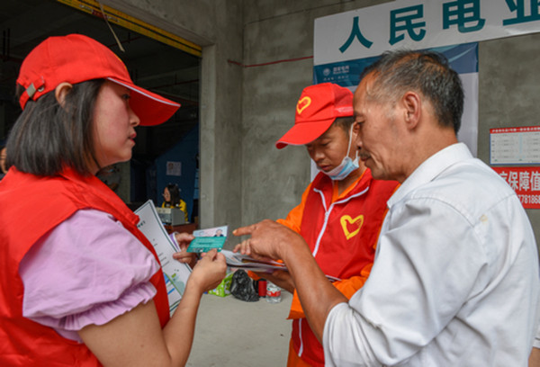 拧紧“安全阀” 泸州供电开展震后安置点隐患排查(图3)