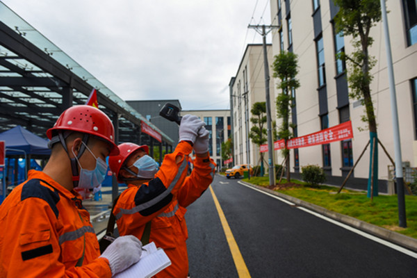 拧紧“安全阀” 泸州供电开展震后安置点隐患排查(图2)