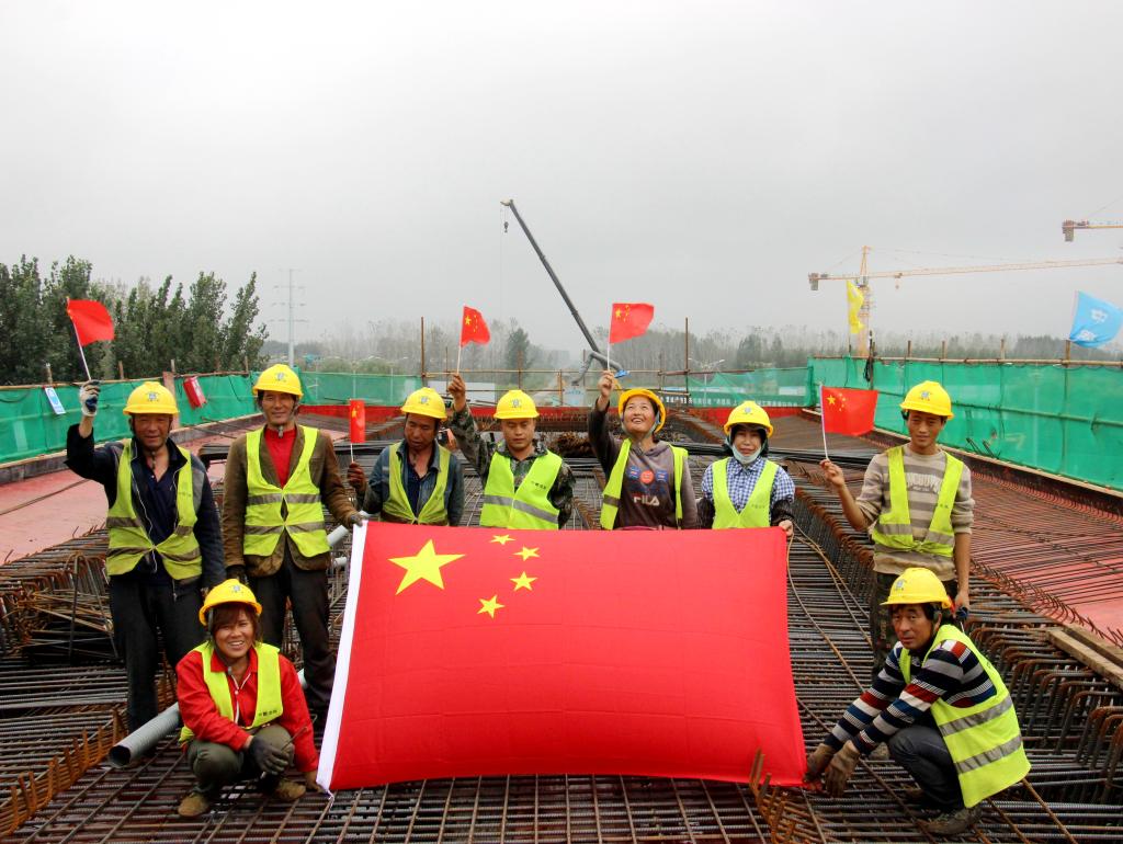 每一颗心，都向着五星红旗澎湃——各地群众欢度国庆综述(图3)