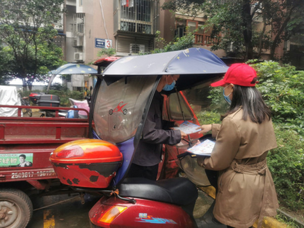 泸州消防联合志愿者开展电动车消防安全宣传(图4)